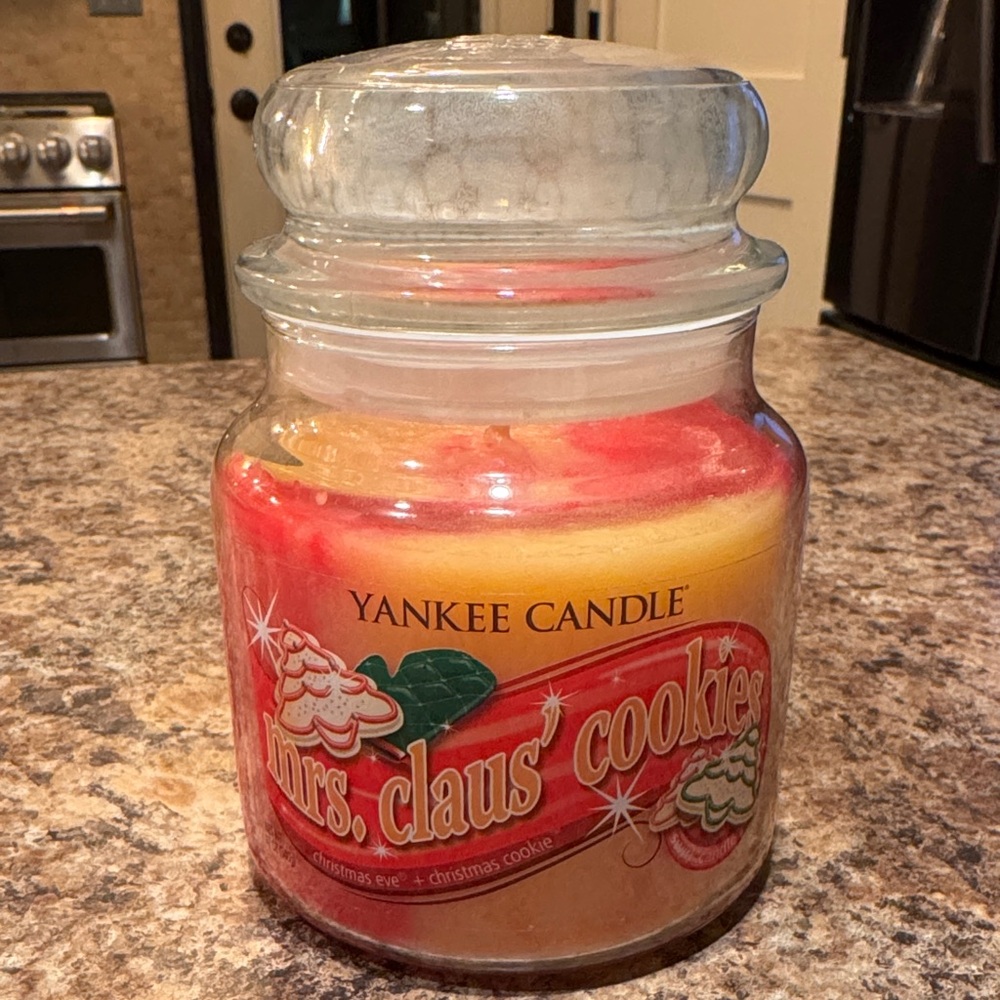 Yankee Candle Mrs. Claus' Cookies Red and Yellow Jar
